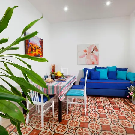 Shine House Nyaraló